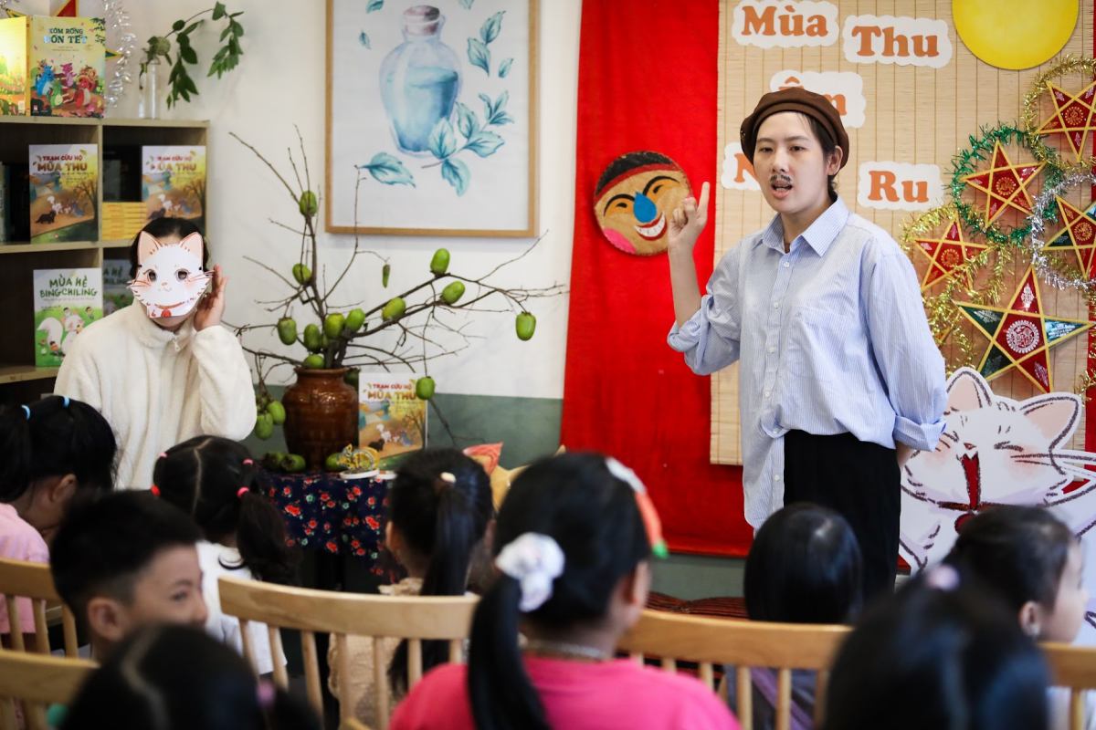 Les enfants sont ravis de voir un court sketch sur le personnage de Mia la chatte. Photo : Minh Chien