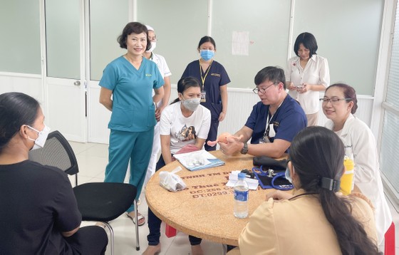 Soc Trang untersucht und behandelt mehr als 4.000 arme Menschen kostenlos, Foto 2