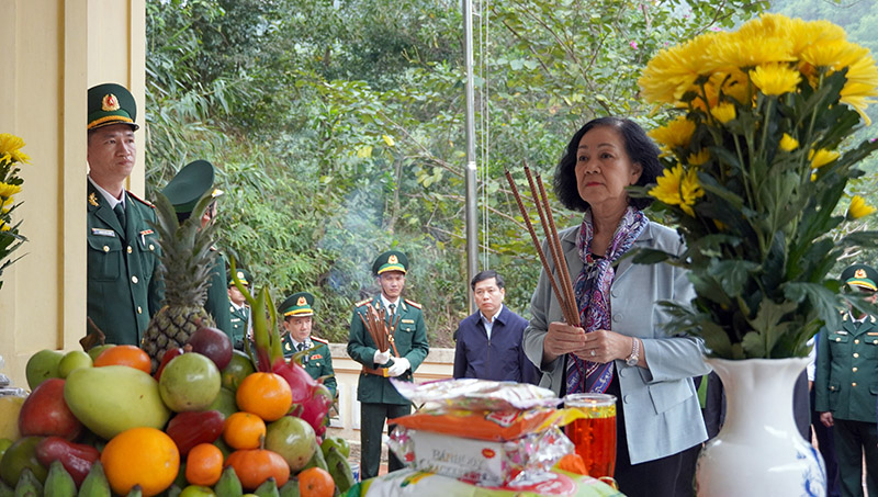 thuong truc ban bi thu tham va chuc tet can bo nhan dan vung bien gioi quang binh hinh 2