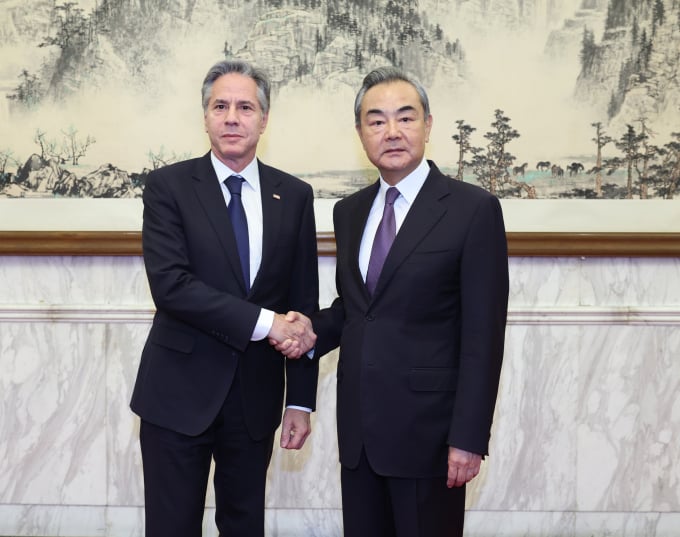 Chinas Spitzendiplomat Wang Yi (rechts) schüttelt am 19. Juni in Peking US-Außenminister Antony Blinken die Hand. Foto: AFP