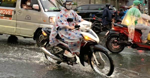 Thunderstorms in many places in Ho Chi Minh City, people have no time to react