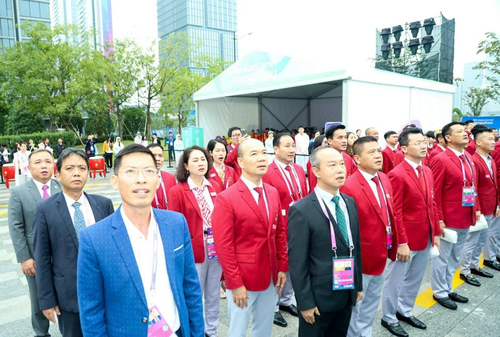 Ceremonia de izamiento de la bandera de la delegación deportiva de Vietnam en Asiad 19