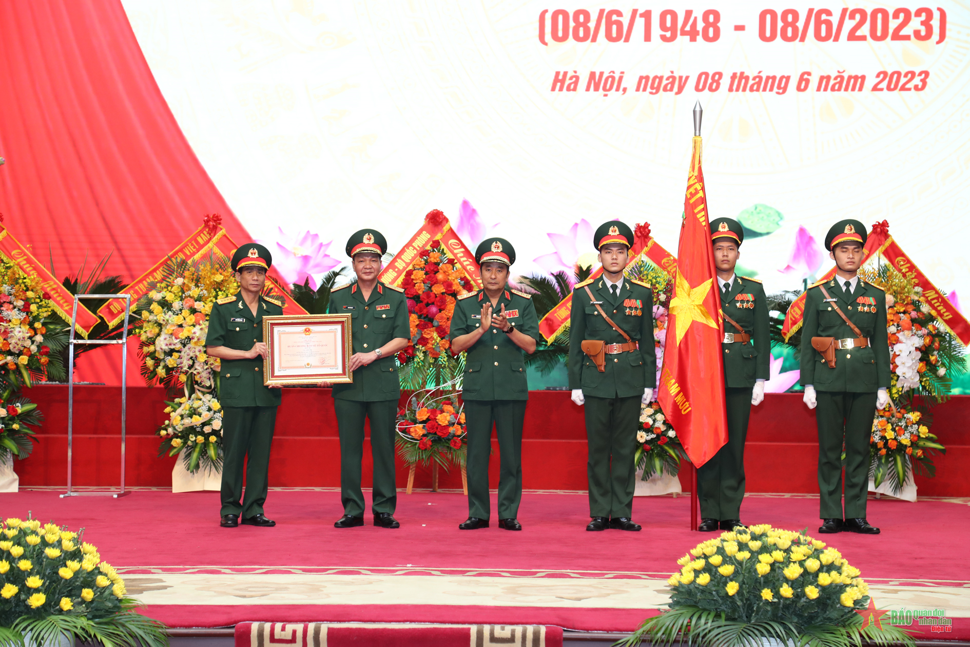 El Departamento Político del Estado Mayor recibió la Medalla de Protección de la Patria de Tercera Clase y celebró el 75 aniversario de su tradicional día.