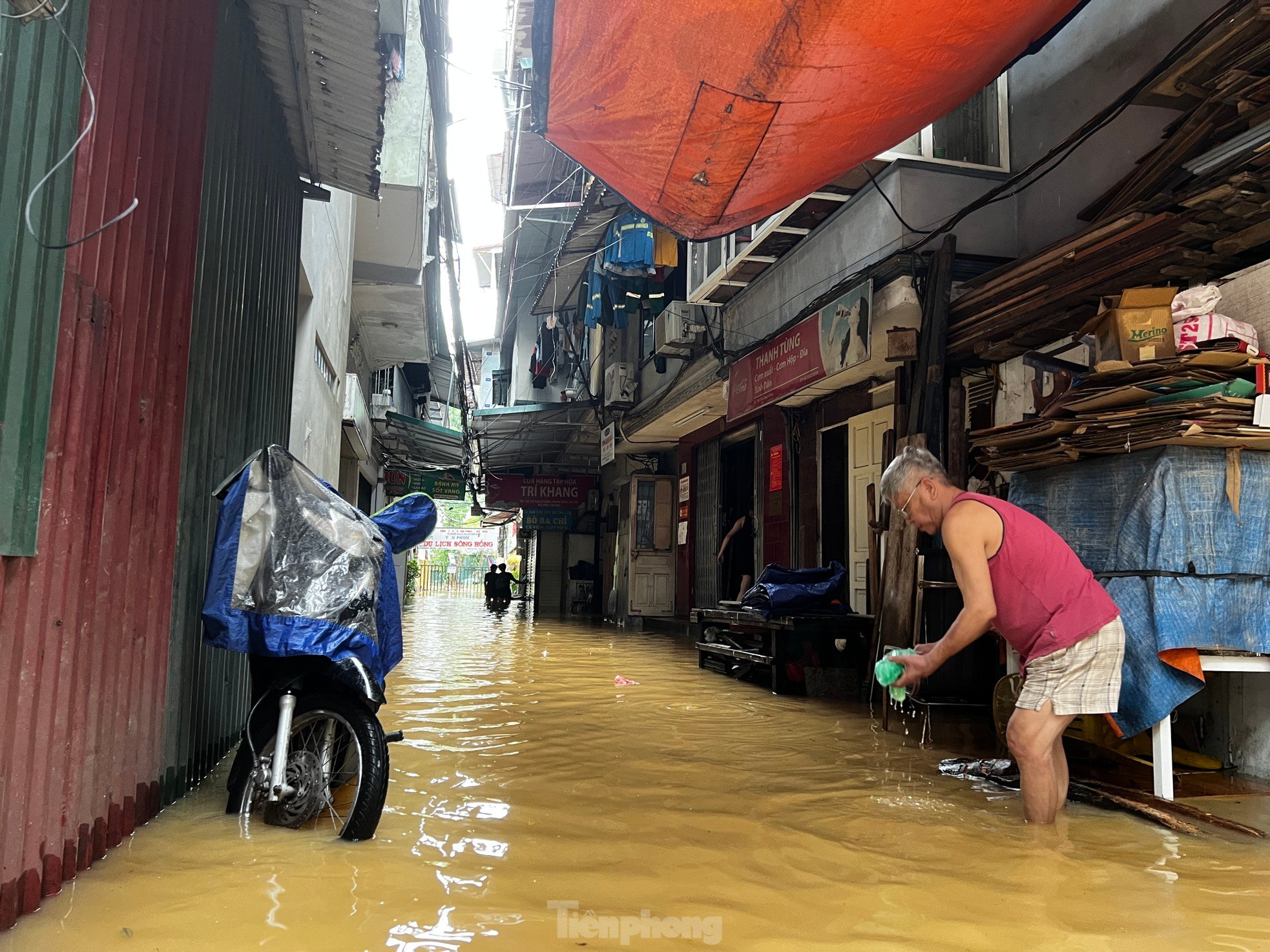 ហាណូយ៖ ដាច់ចរន្តអគ្គិសនី ទឹកជំនន់ជ្រៅ មនុស្សរាប់រយនាក់បានជម្លៀសខ្លួននៅខាងក្រៅទំនប់ រូបថត ១៤