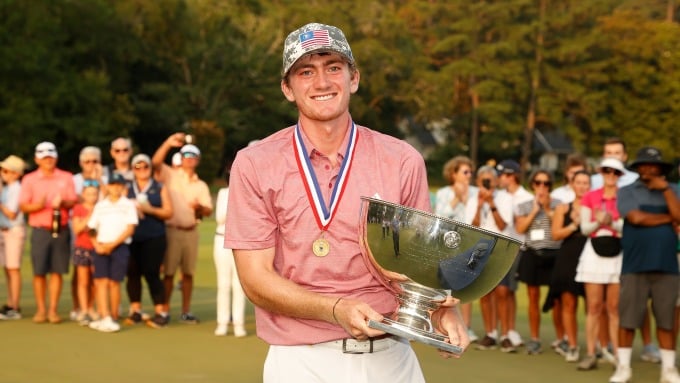 Dunlap lifts the 2021 US Junior Amateur trophy. Photo: USGA Museum