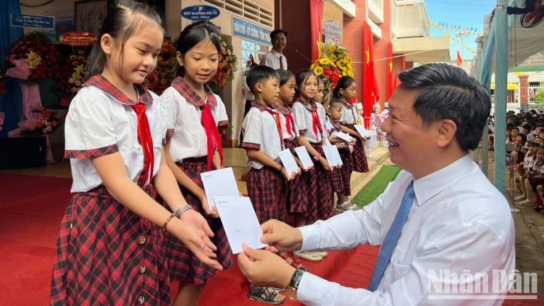 Más de 250 mil estudiantes de Ben Tre comienzan el nuevo año escolar foto 3