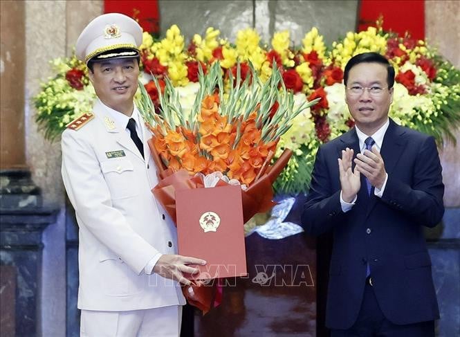 ประธานาธิบดีได้เสนอมติในการเลื่อนยศพลโทอาวุโสให้แก่รองรัฐมนตรีว่าการกระทรวงความมั่นคงสาธารณะเหงียน ดุย ง็อก