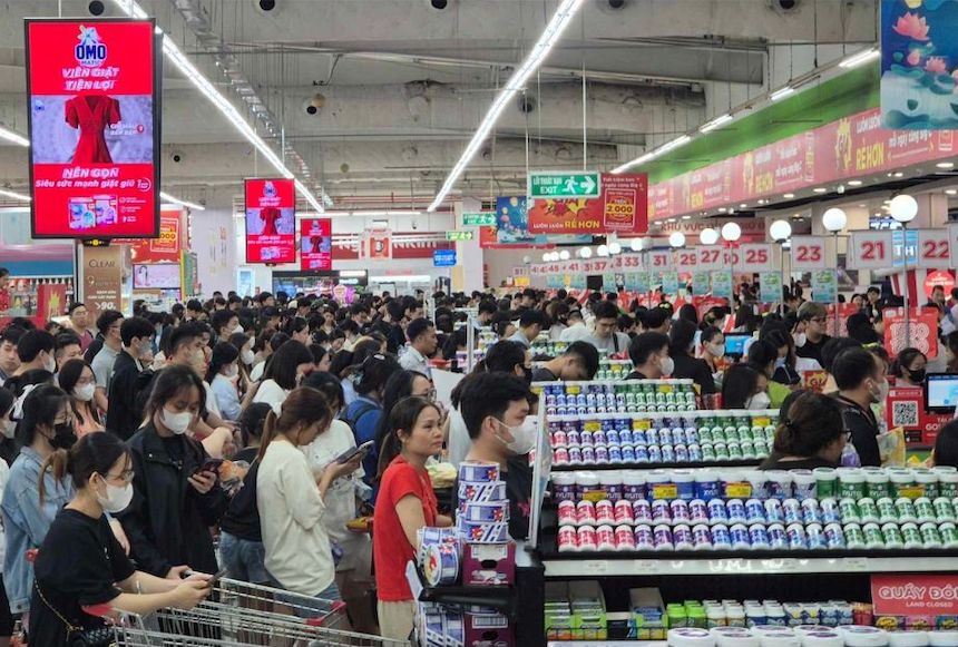 Les stands de nourriture du supermarché Big C sont remplis de monde après l'alerte d'inondation à Hanoi. Photo : Phan Anh