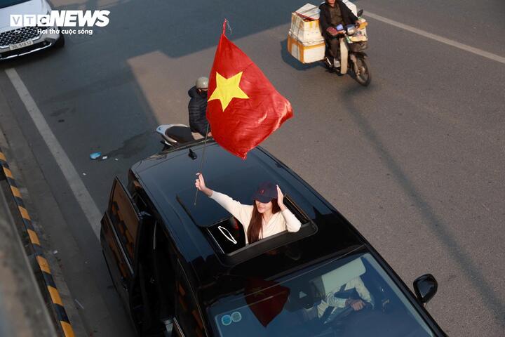 Nach jedem Sieg der vietnamesischen Mannschaft sind überall auf den Straßen rote Fahnen mit gelben Sternen zu sehen.