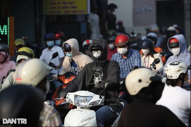 Office workers suffer going to work on God of Wealth day photo 2