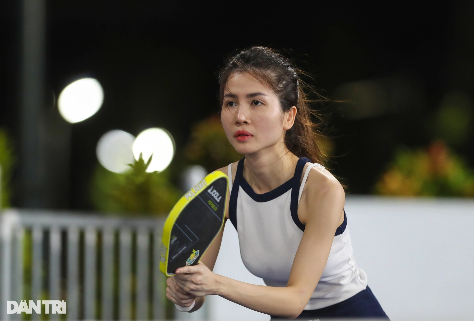 Los jóvenes de Ciudad Ho Chi Minh gastan decenas de millones de dongs para comprar raquetas y jugar pickleball toda la semana.