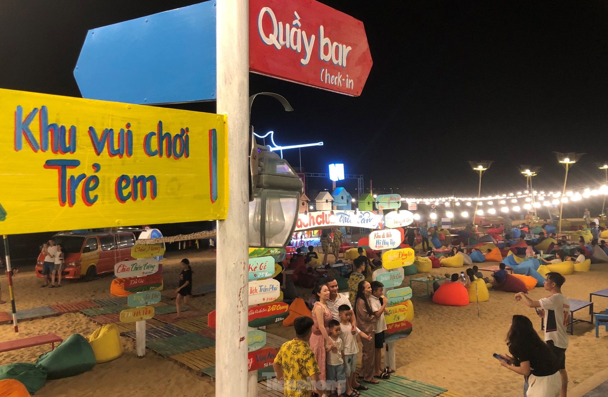 Les touristes viennent à la plage de Thien Cam pour se « rafraîchir » photo 16