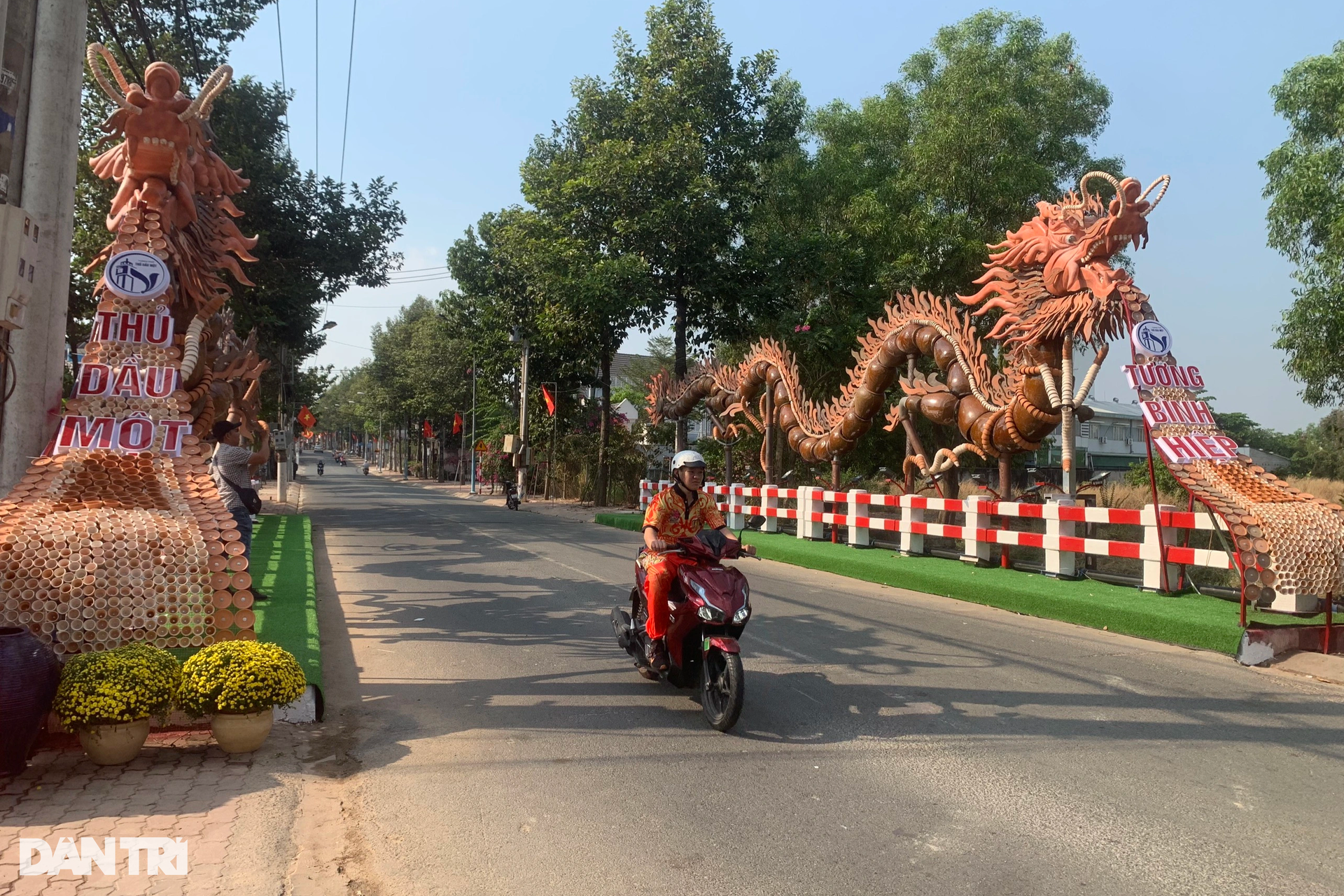 Hai linh vật rồng làm từ những chiếc lu gây sốt mạng xã hội ở Bình Dương - 1