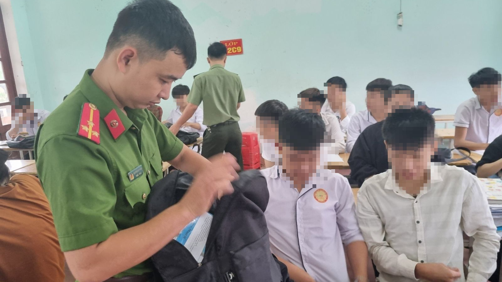 Thanh Hóa: Phát hiện hàng trăm học sinh mang theo hung khí đi học - Ảnh 1.