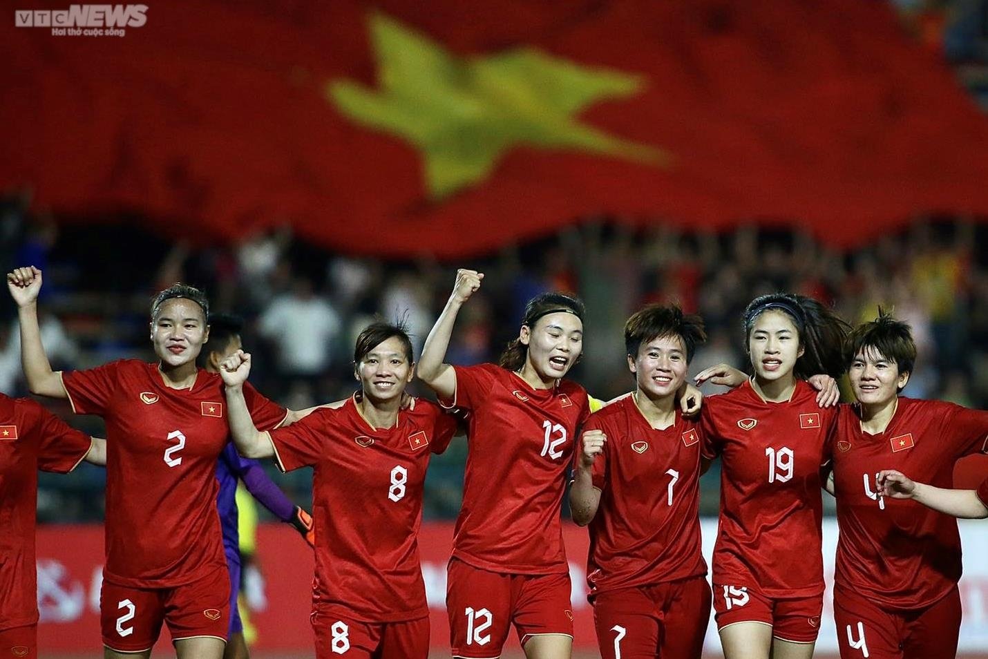 Coach Mai Duc Chung held a loudspeaker to thank, Huynh Nhu and Thanh Nha wore conical hats to show off their gold medals - 1