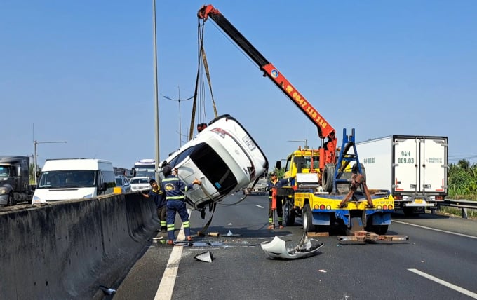 Rettungskräfte schleppten das Unfallauto von der Autobahn. Foto: Nam An