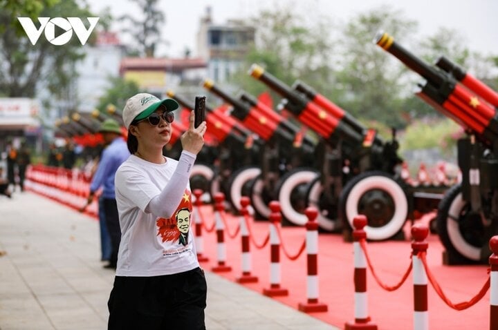 Los lugareños y los turistas se toman fotografías con entusiasmo con el conjunto de artillería ceremonial que conmemora el 70º aniversario de la victoria de Dien Bien Phu el 7 de mayo.