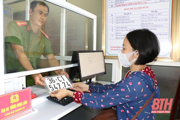 La police de Thanh Hoa déploie des plaques d'immatriculation selon les codes d'identification des citoyens