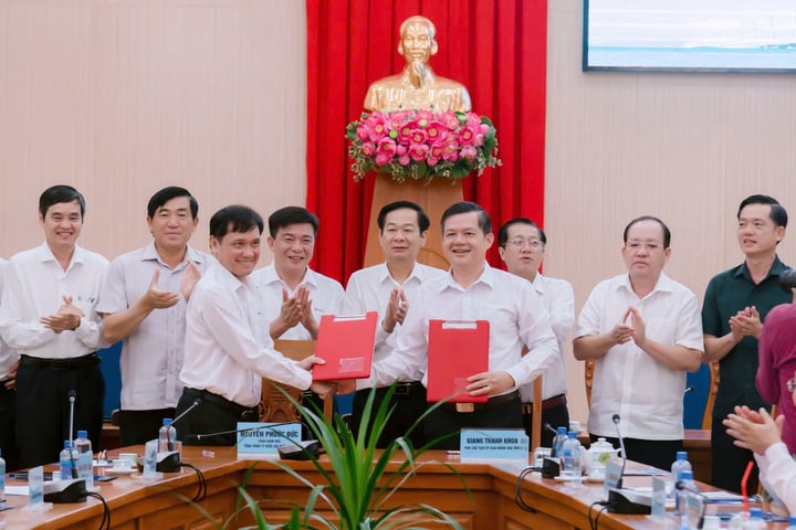 Der stellvertretende Vorsitzende des Volkskomitees der Provinz Kien Giang, Giang Thanh Khoa (vordere Reihe, rechts), und der Generaldirektor des EVNSPC, Nguyen Phuoc Duc, übergaben das Unterzeichnungsprotokoll.