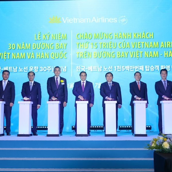 Prime Minister witnesses 30th anniversary of Vietnam direct flight