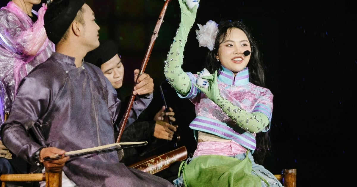 Phuong My Chi rompió a llorar y cantó bajo la lluvia en una noche de música para 3.000 espectadores