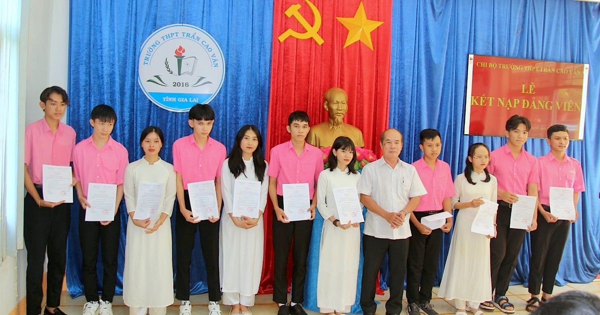 Tran Cao Van High School Party Cell admits 11 excellent students to the Party | Gia Lai Electronic Newspaper