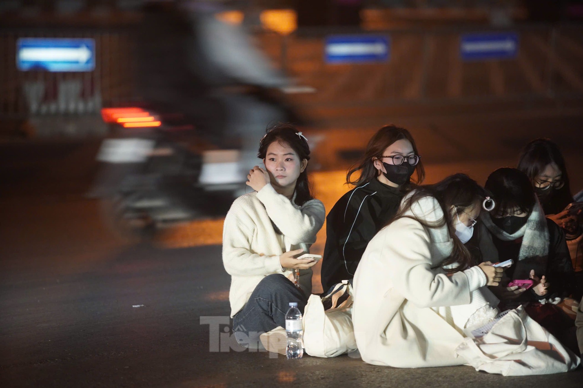 Long lines of spectators covered in scarves, sitting and sleeping right in front of My Dinh Stadium photo 18