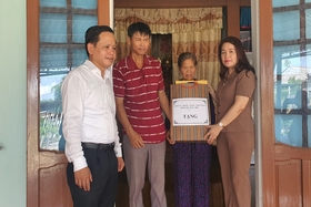 Head of the Provincial Party Committee's Inspection Commission Ho Thi Thu Hang visited and presented gifts to policy families