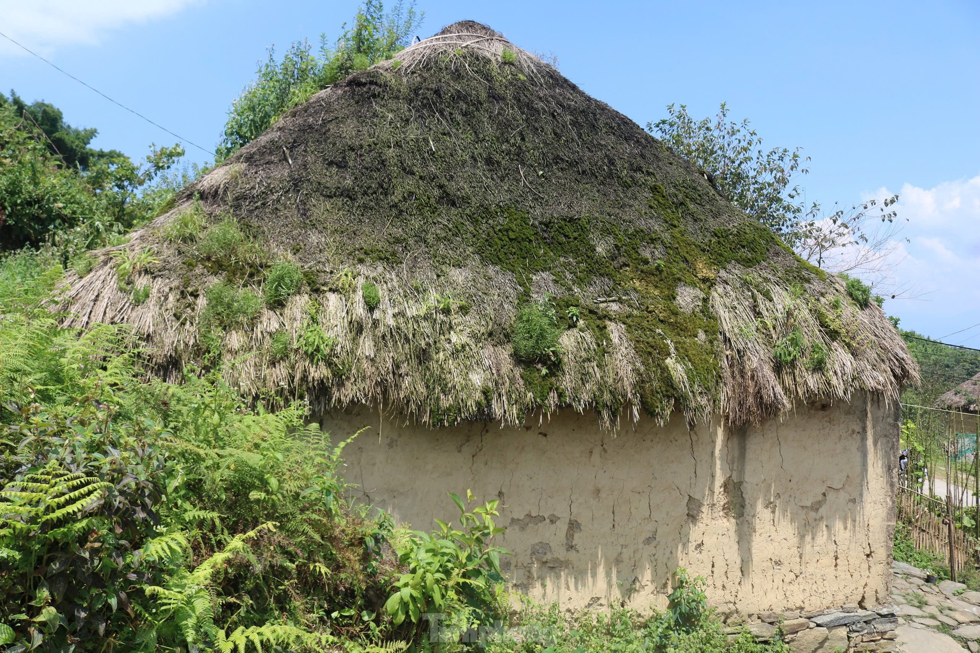 Casa única de tierra apisonada en la región fronteriza