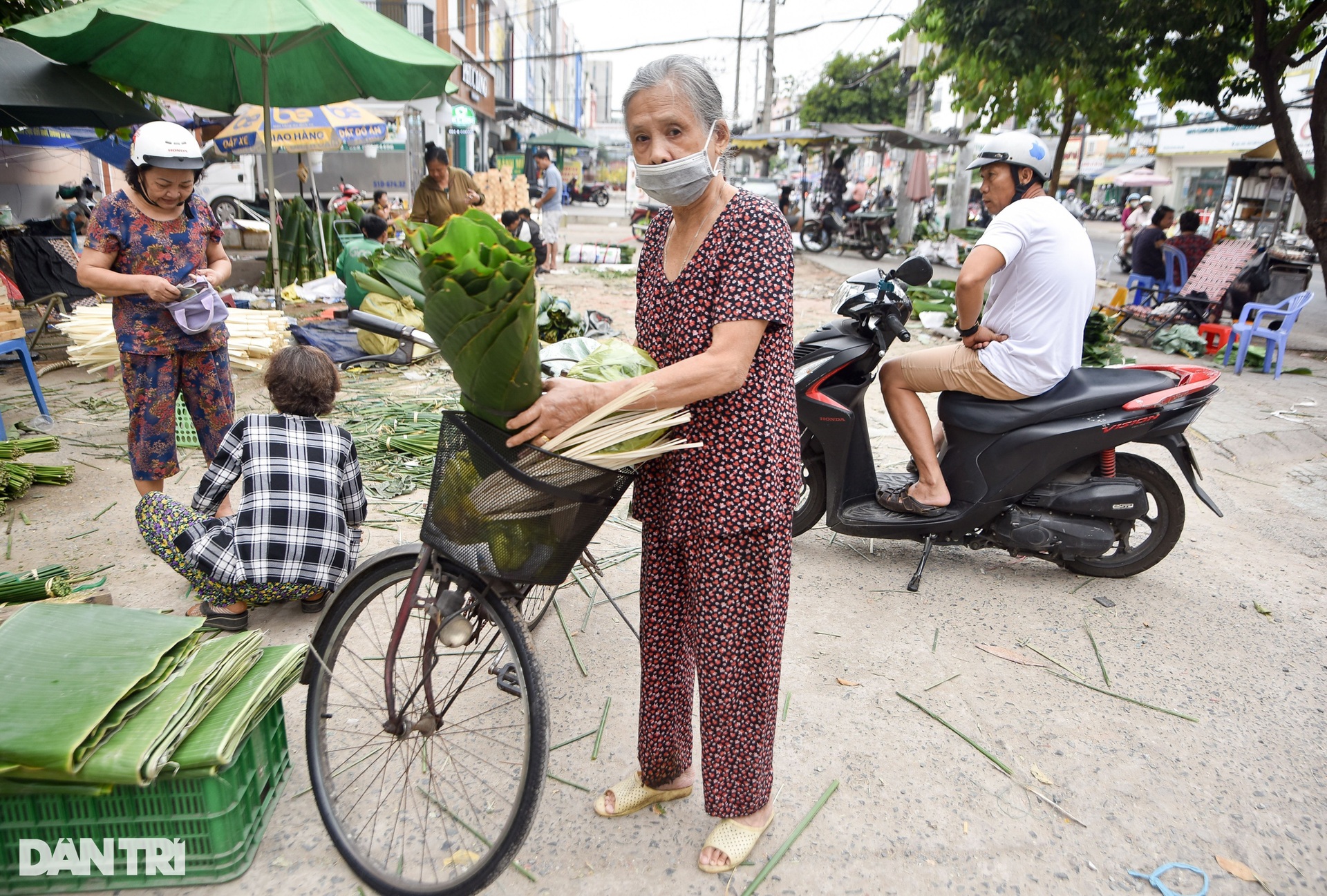 Tiểu thương bán tháo lá dong tại khu chợ một năm mở một lần ở TPHCM - 6