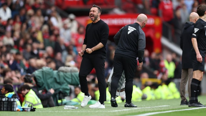 يحتفل دي زيربي بتسجيله هدفًا في فوز برايتون 3-1 على مانشستر يونايتد في 16 سبتمبر. الصورة: برايتون