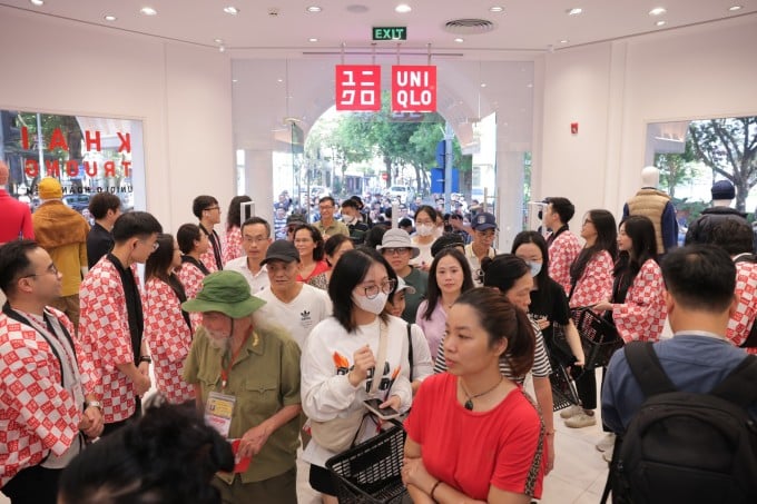 Customers shop on the opening day of Uniqlo Hoan Kiem on November 10, 2023. Photo provided by the company