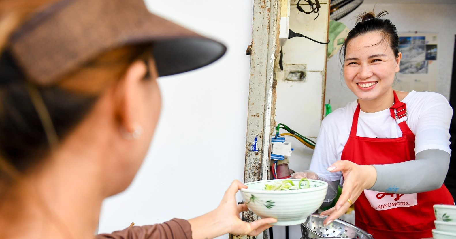 Quán bún thang của bà chủ Thanh Hóa đắt hàng nhất Hà Nội, bán đến 800 bát/ ngày