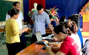 Los habitantes de la comuna de Tan Huong, distrito de Yen Binh acudieron a escuchar las instrucciones de instalación y la presentación de las características y utilidades de la aplicación para ciudadanos digitales YenBai-S.