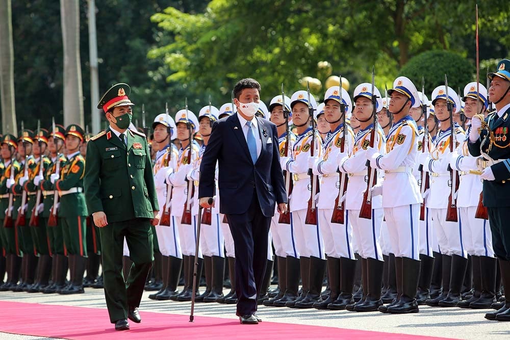 El general Phan Van Giang presidió la ceremonia de bienvenida al Ministro de Defensa japonés.