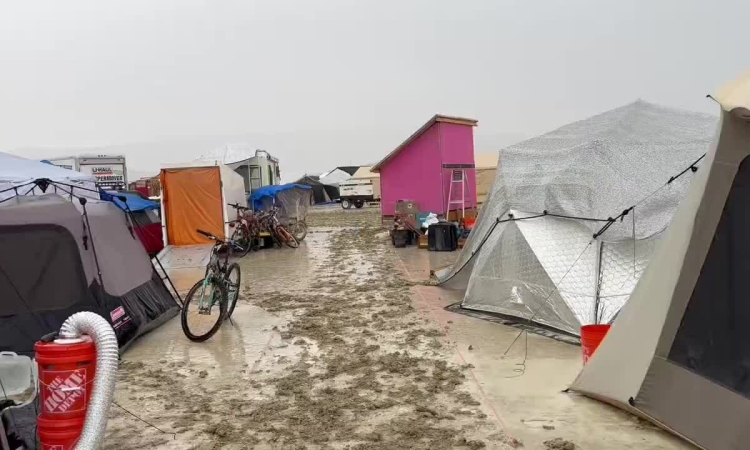 大雨で祭り参加者7万人が米国の砂漠に取り残される