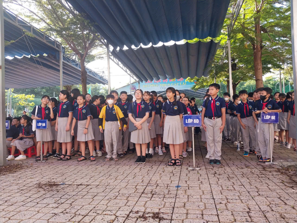 Schüler der 6. Klasse der Cat Lai Secondary School in Thu Duc City versammelten sich, um die Ankündigung der Schule anzuhören und zu hören, wie die Schule die Klassenlehrer jeder Klasse vorstellte.