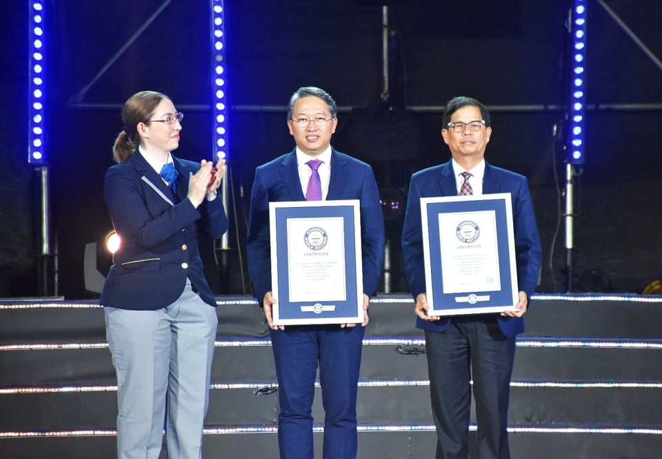 Bei der Abschlusszeremonie des Nha Trang International Bay of Light Festival 2024 war die Provinz Khanh Hoa die erste Ortschaft des Landes, die direkt zwei Guinness-Weltrekorde aufstellte: „Die weltweit größte Lichtshow der Wunder“ und „Die weltweit größte Lichtshow vietnamesischer Kultursymbole – Seevögel“.