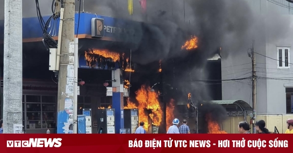 Gas station in Binh Dinh burns fiercely because customer throws cigarette butts