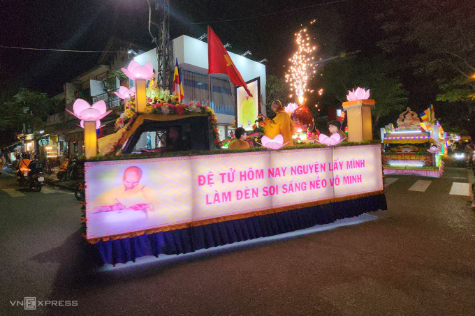 L'image du Bodhisattva Thich Quang Duc avec son cœur immortel est décorée sur le chariot à fleurs. Photo : Vo Thanh