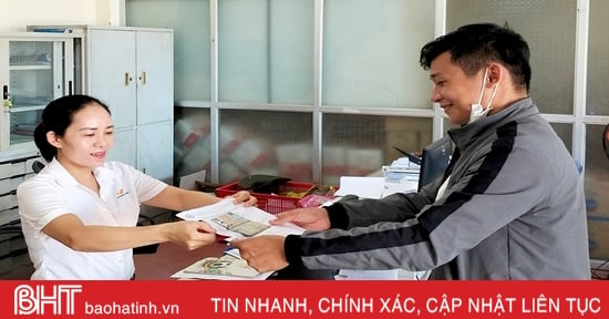 La oficina de correos de Ha Tinh se esfuerza por ayudar a las personas a emitir y renovar licencias de conducir en línea