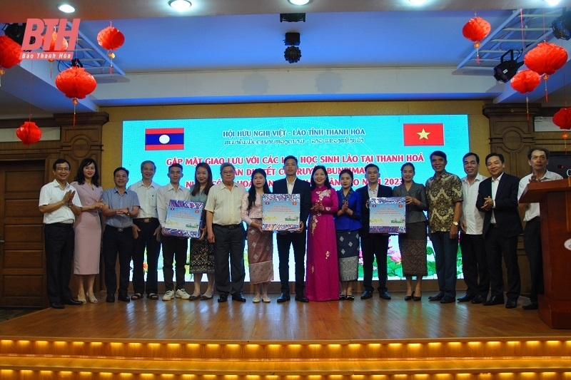 Encuentro con estudiantes laosianos en Thanh Hoa con motivo del tradicional Año Nuevo Bunpimay.