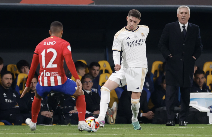 Coach Ancelotti (right) during Real's 5-3 comeback win over Atletico Madrid in the Spanish Super Cup semi-final on January 10. Photo: realmadrid.com