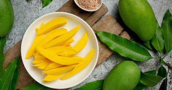 Is it better to eat green mango or ripe mango?