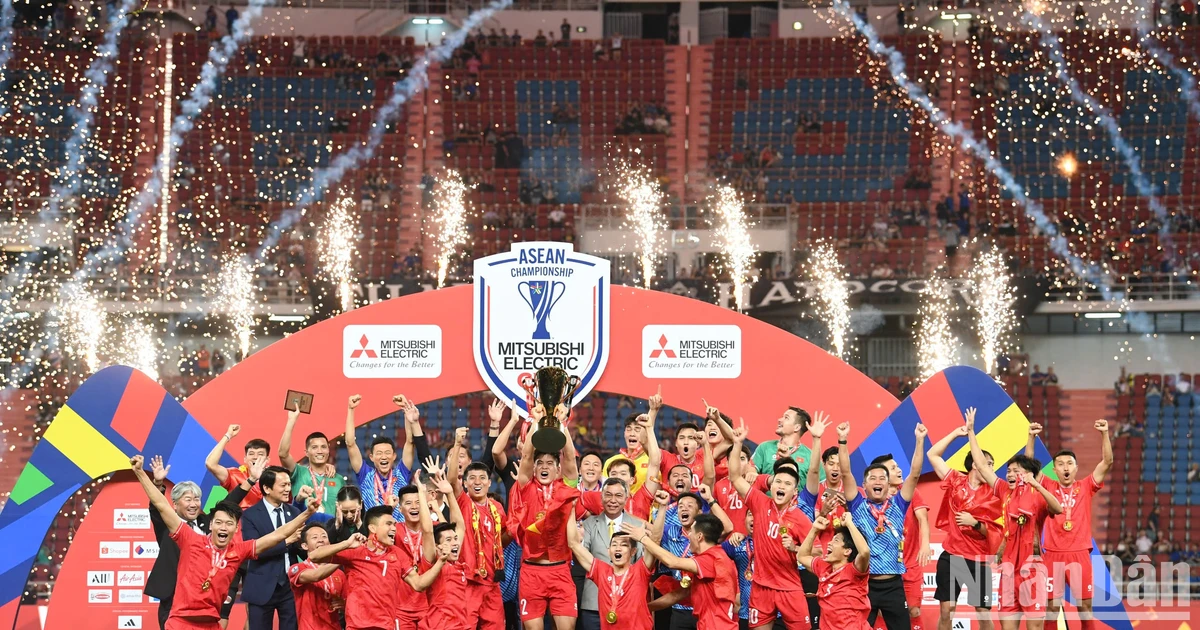 [Ảnh] Đội tuyển Việt Nam nâng cao cúp vô địch ASEAN Cup 2024