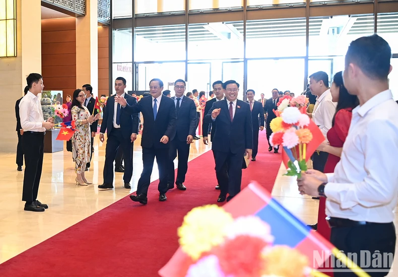 [Photo] Le président de l'Assemblée nationale Vuong Dinh Hue rencontre le Premier ministre laotien Sonexay Siphandone photo 4