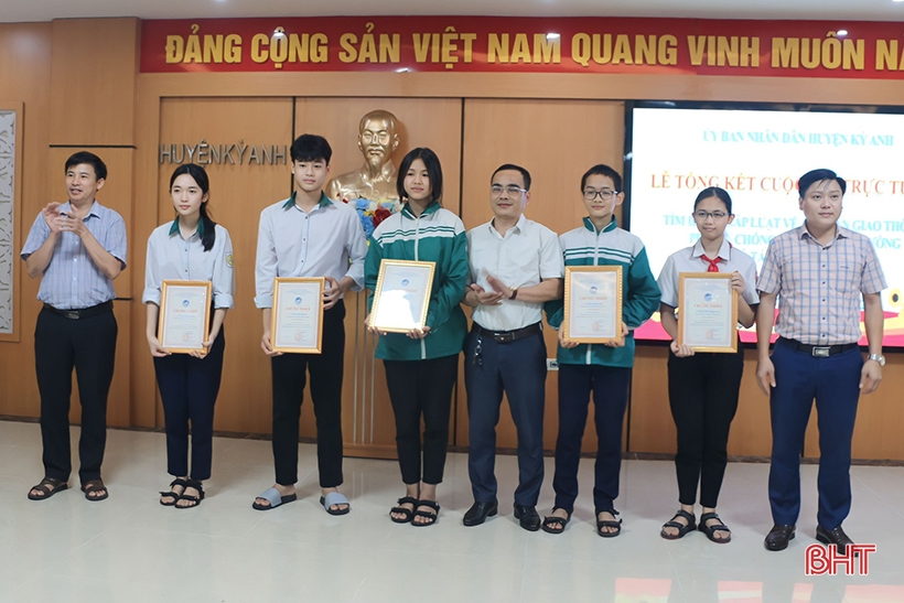 19 students won prizes in the contest on traffic safety and school violence prevention