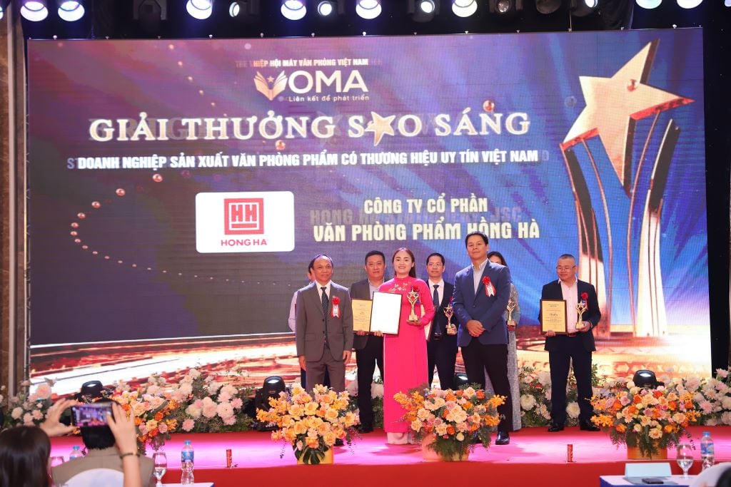 Hong Ha Stationery est honoré de recevoir le Bright Star Award 2024