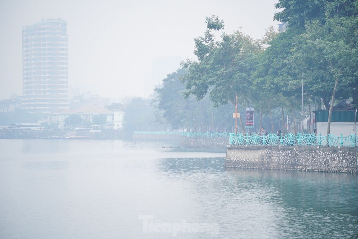 ខ្យល់ត្រជាក់បានមកដល់ វេលាម៉ោង ៩ ព្រឹក ទីក្រុងហាណូយនៅតែគ្របដណ្តប់ដោយអ័ព្ទពណ៌ស រូបថតទី ៨