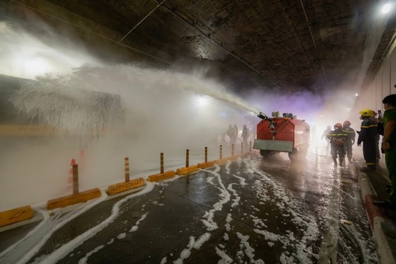 More than 1,279 people participated in a fire drill at the Saigon River Tunnel, photo 20